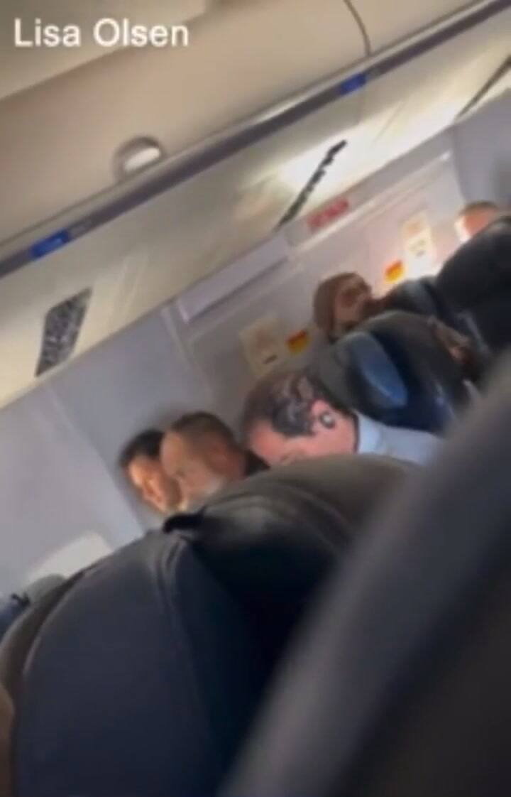 Una pasajera captó el intento de un hombre por abrir la puerta del avión