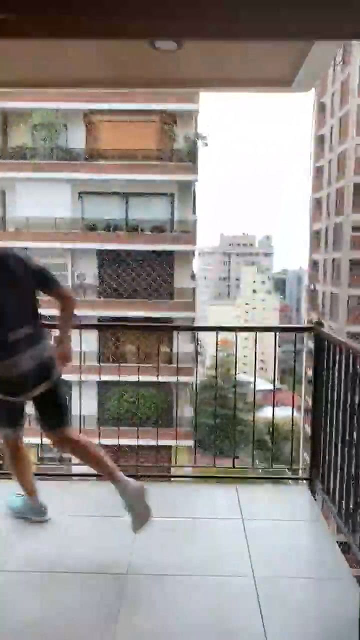 Coronavirus: Corre 21 kms en su departamento para mantenerse activo durante la cuarentena