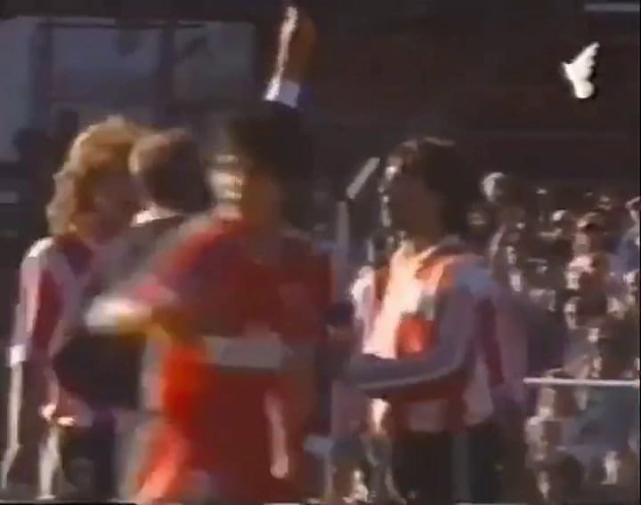 La patada de Erbín a Bochini