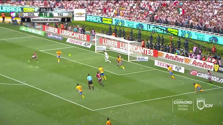 El segundo gol de Chivas, 2-0 (José Vázquez)