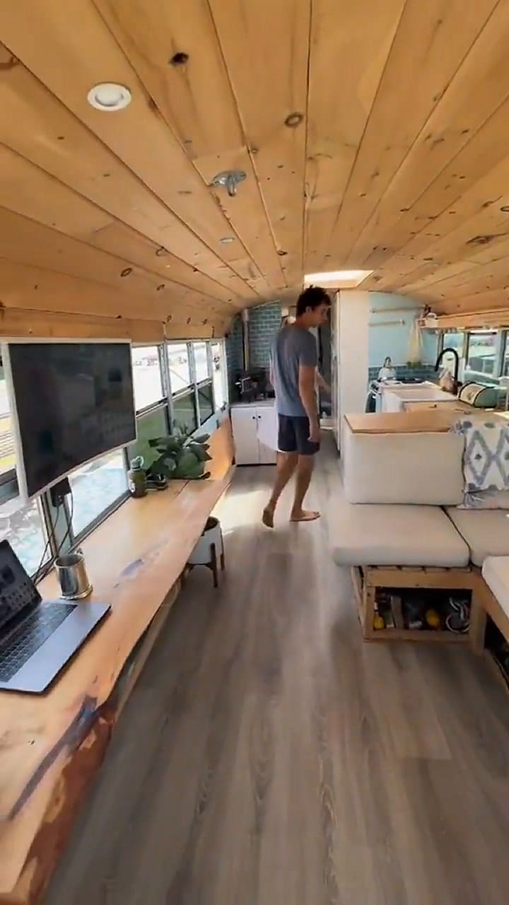 Una pareja compartió en sus redes cómo transformó un camión antiguo en una casa rodante