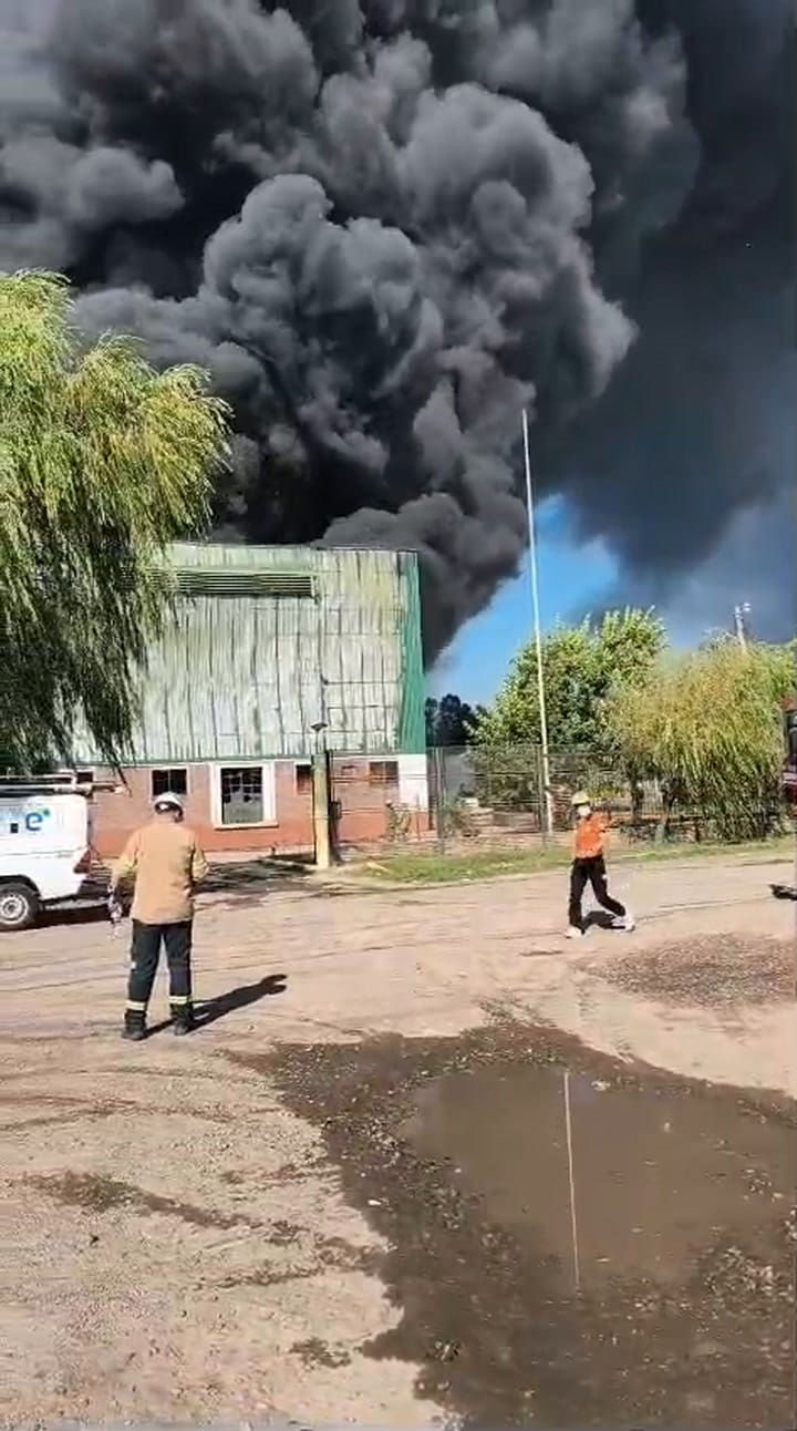 Unas 25 dotaciones de bomberos trabajan en Moreno para intentar contener un incendio de magnitud