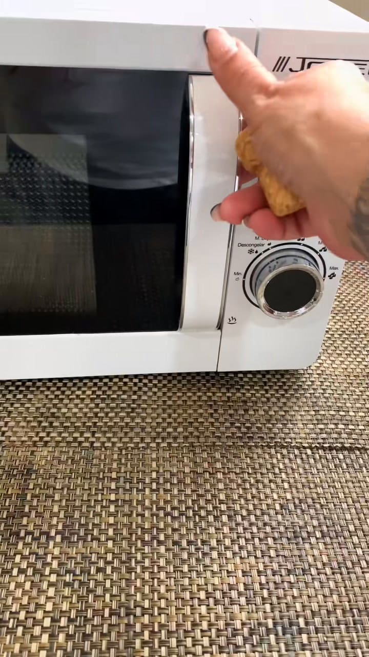 Mostró el truco definitivo para tapar las botellas de vino con su propio corcho y se volvió viral