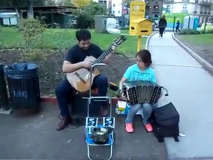 Kikuko y Raúl se conocieron en una peña y tocan juntos música folklórica