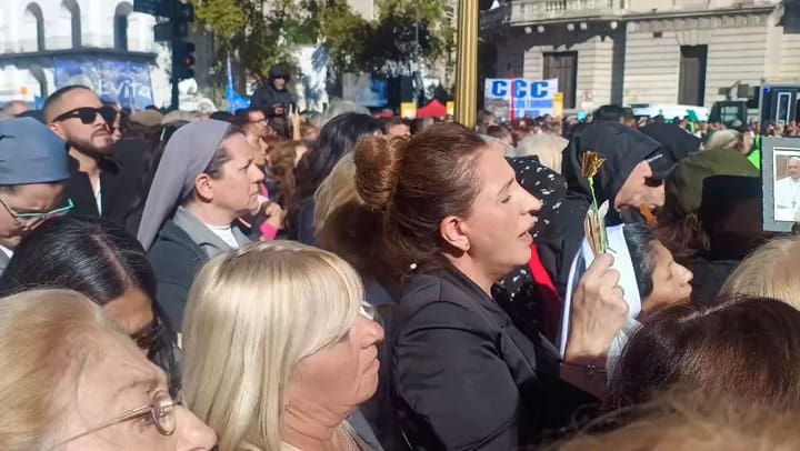 Los fieles en la Misa de despedida del papa Francisco frente a la Catedral