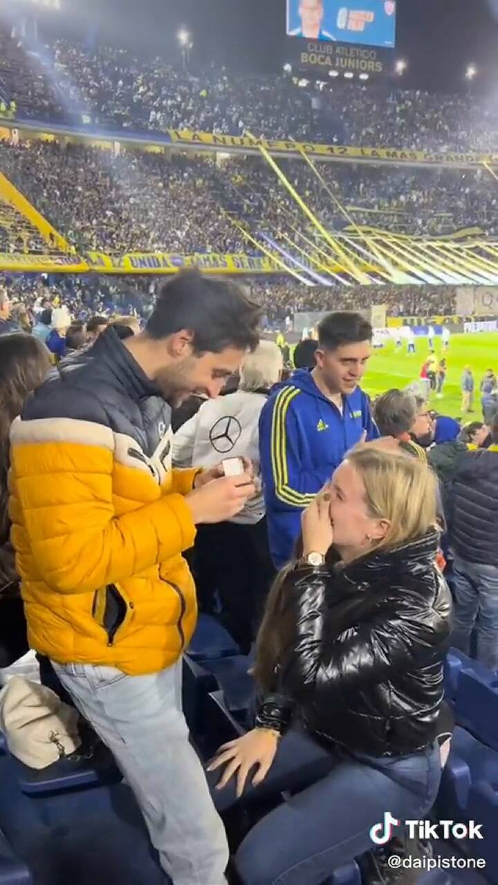 Sorprendió a su novio en la Bombonera, le pidió casamiento y la reacción de él se volvió viral