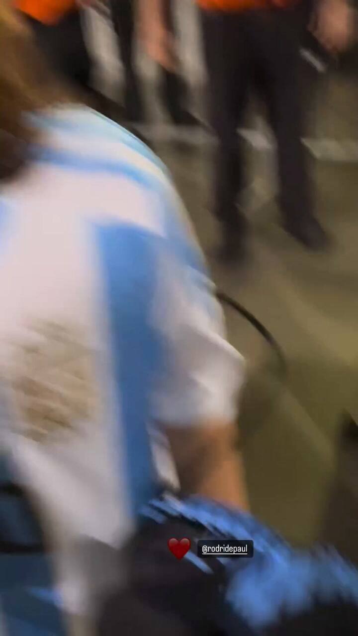 Milo el hijo de René feliz con el regalo de Rodrigo De Paul
