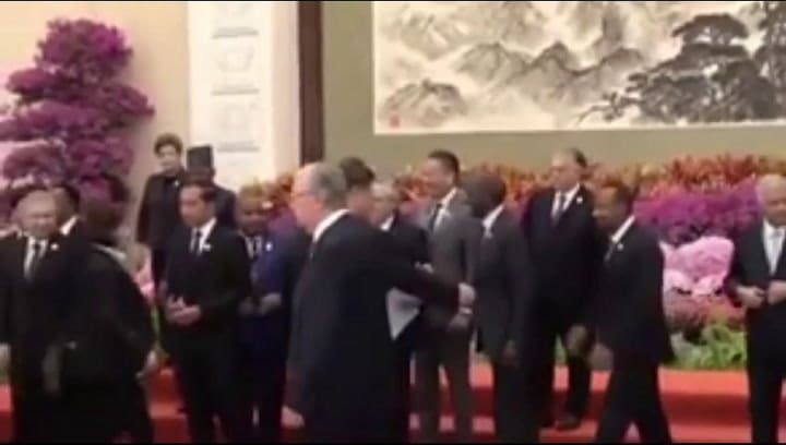 El momento en que Alberto Fernández saluda a Putin