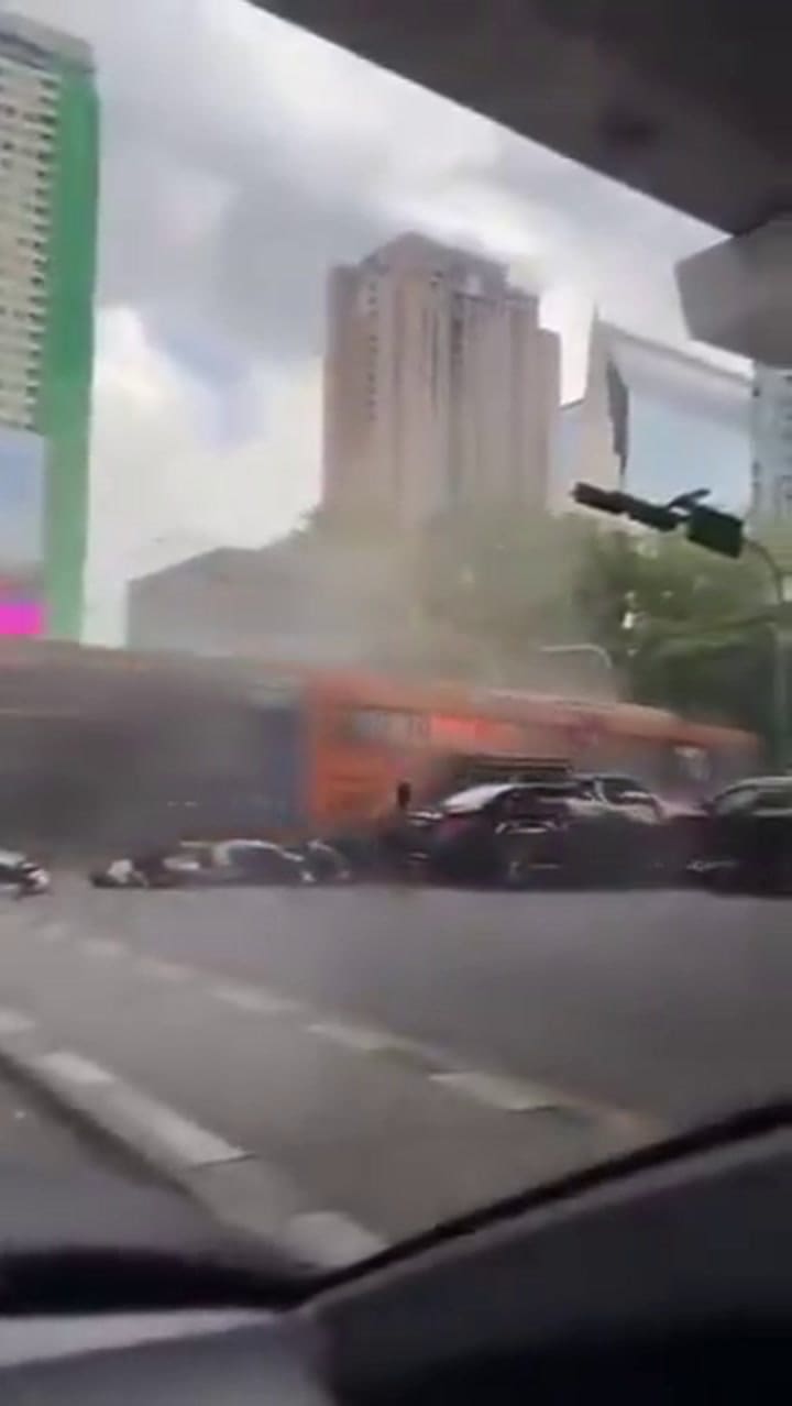 El momento en que un tren de carga choca contra una colectivo público