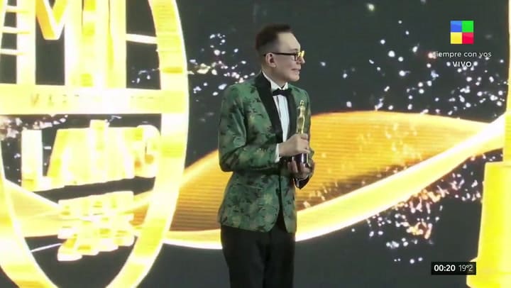 El equipo de "Intrusos" celebra el premio como Mejor Programa de Espectáculos en Televisión en los Martín Fierro Latino 2025