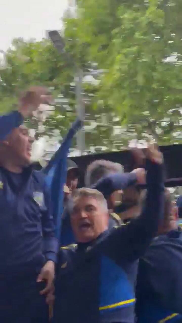 Riquelme cantó junto a los hinchas camino a La Bombonera