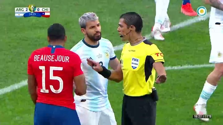 La cachetada de Vidal a Dybala. Argentina 2- Chile 0. Fuente: TV Publica