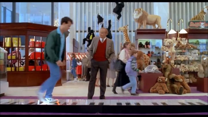 La escena de Quisiera ser grande que transcurre en la emblemática juguetería - Fuente: YouTube
