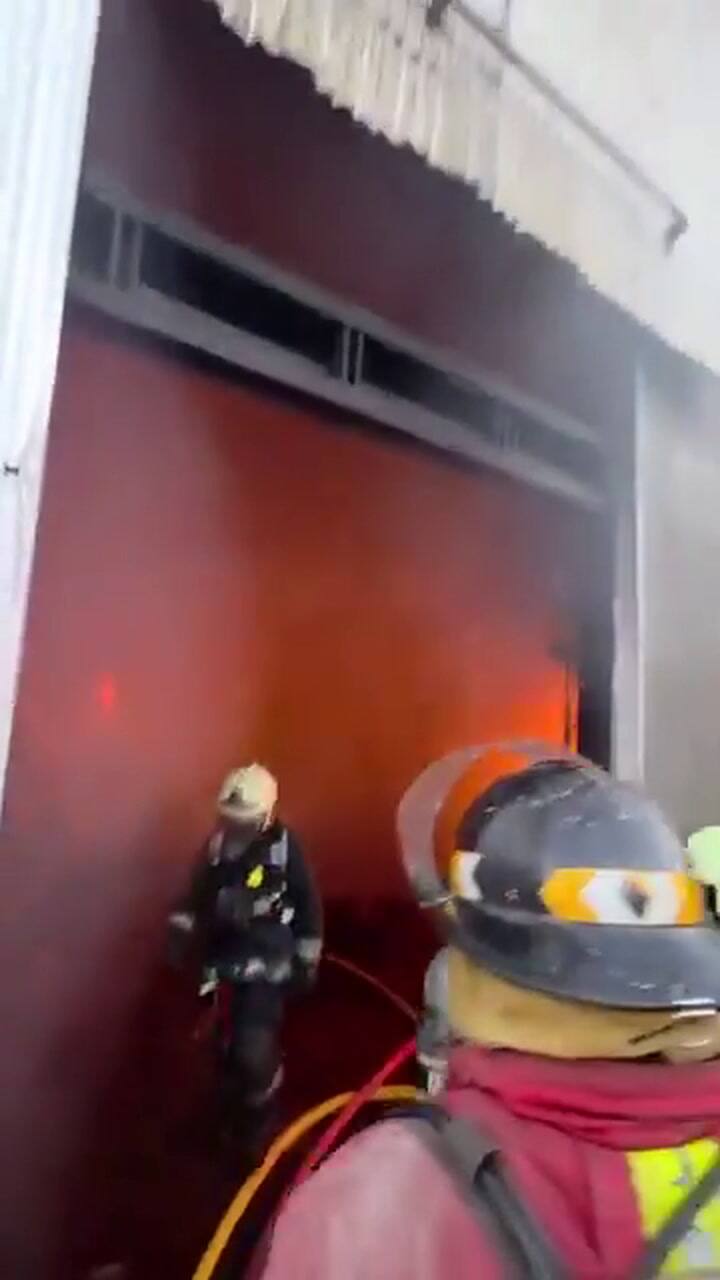 Di gudang tersebut terdapat kontainer antara lain furnitur, plastik, dan sandal.