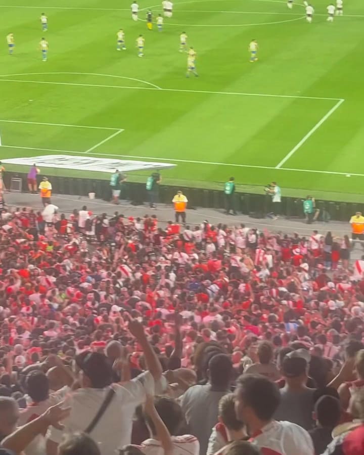 Wanda Nara filmó al público del Monumental en el partido contra Central