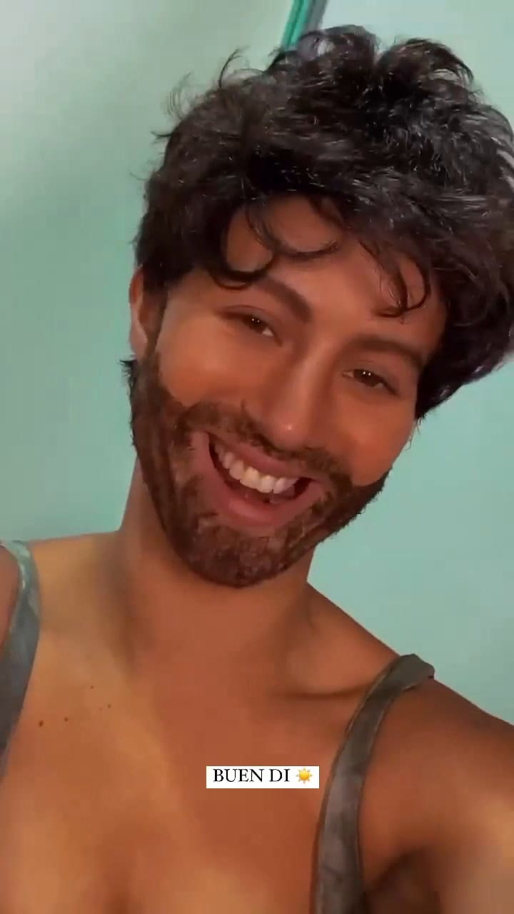 El video de Flor Vigna lookeada como un hombre que sorprendió