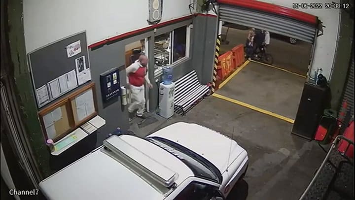 El momento en el que un bombero le salva la vida a una bebé