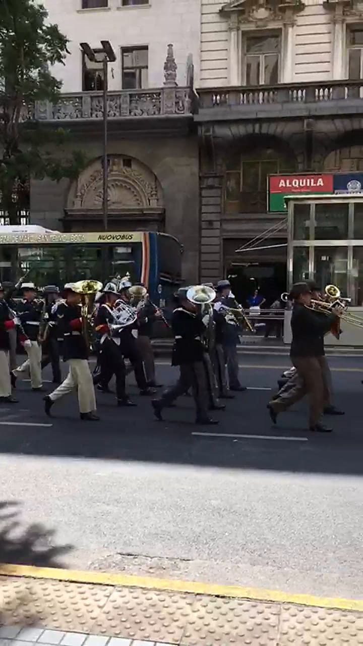Las mujeres de la banda militar avanzan hacia el centro porteño por el 8M