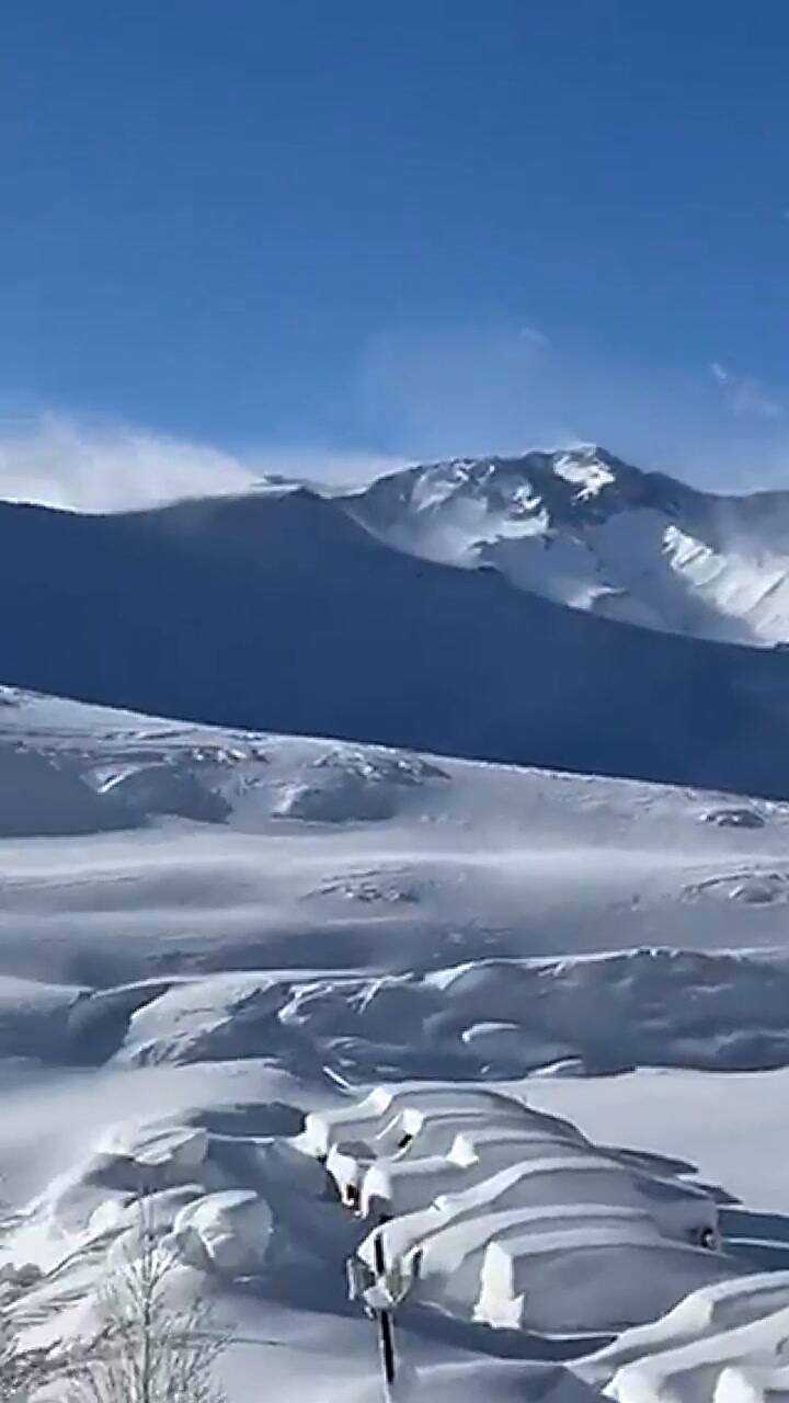 Mendoza: una gran nevada tapa vehículos en Las Leñas y el paso Cristo Redentor continúa cerrado