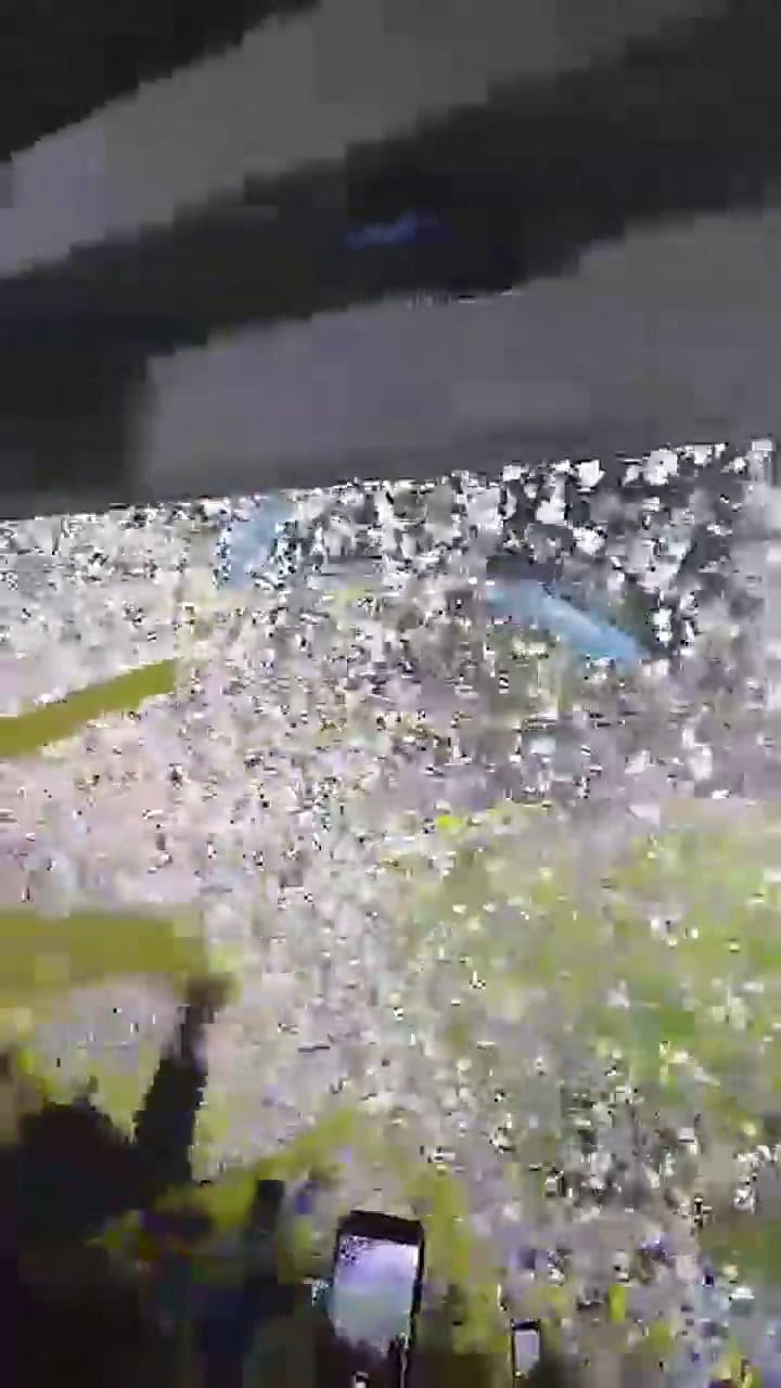 Se retrasó el inicio del partido porque tiraron papelitos