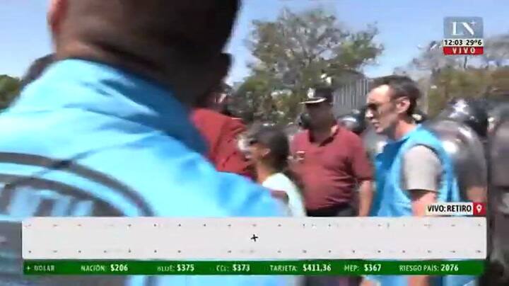 Retiro: desalojo y tensión entre manteros y policías