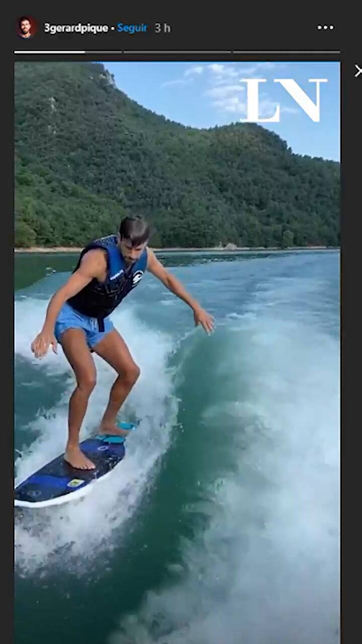 Gerard Piqué en una tabla de surf autopropulsada - Fuente: Instagram