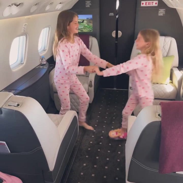 Así fue el viaje de Mauro Icardi y sus hijas Francesca e Isabella en un avión de lujo