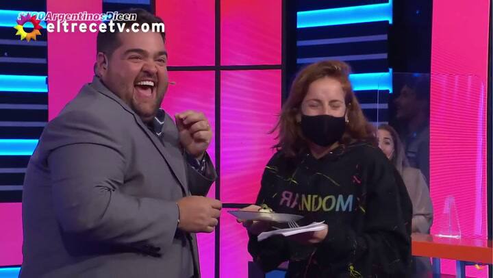 Barassi se antojó y le robó a otro programa un plato de comida 2