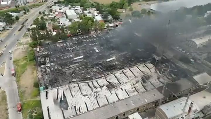 Investigan un ataque molotov que destruyó por completo decenas de colectivos