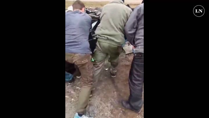 El impactante momento en que un tanque aplasta un auto con una persona dentro en Kiev