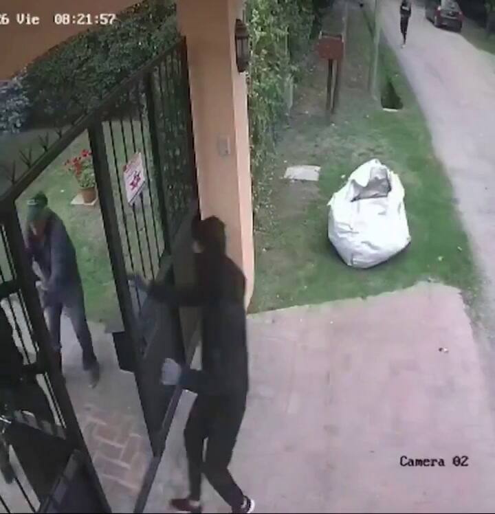 Sorprendieron a un anciano cuando entraba a su casa y lo atacaron con brutalidad
