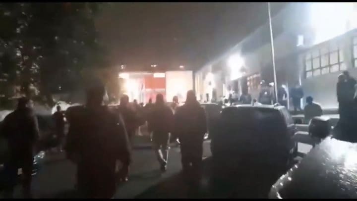 Los manifestantes afuera de la comisaría son dispersados con gases lacrimógenos