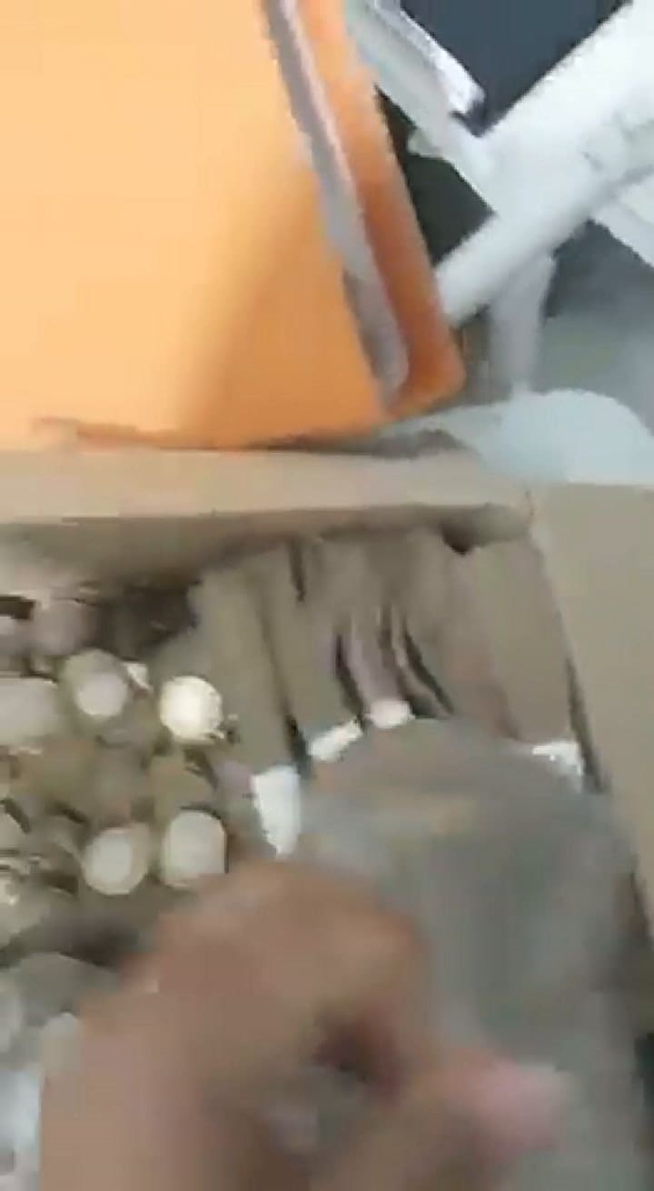 Le secuestraron la moto y pagó la multa con monedas y billetes de $ 10