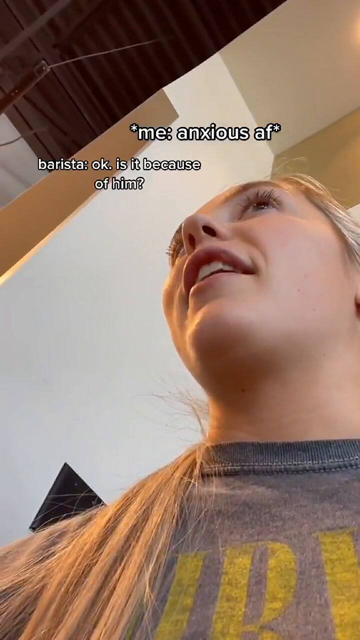 Mujer acosada en Starbucks es salvada por una moza del lugar