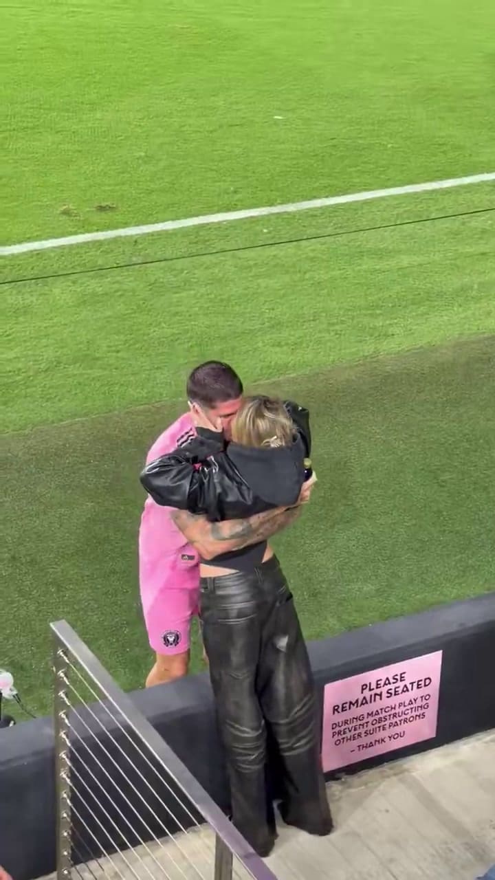 El beso entre Tini y De Paul en Miami