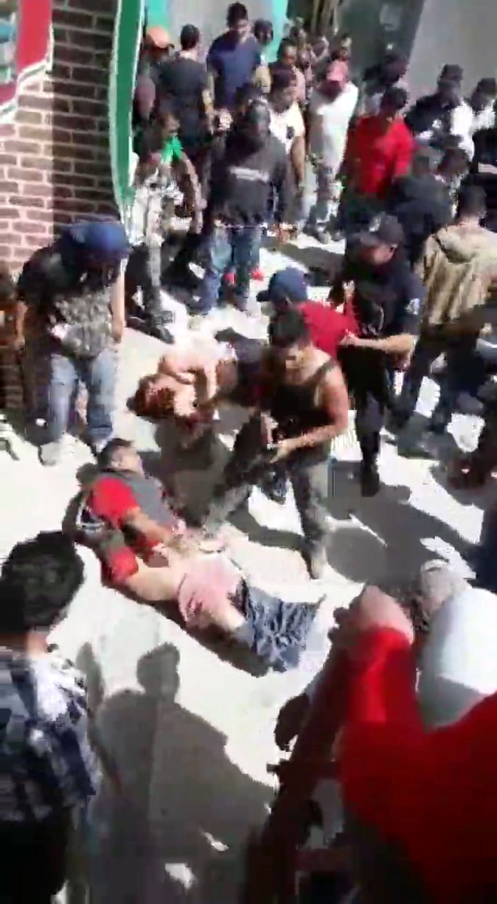 La horda linchando a uno de los hombres - Fuente: Twitter