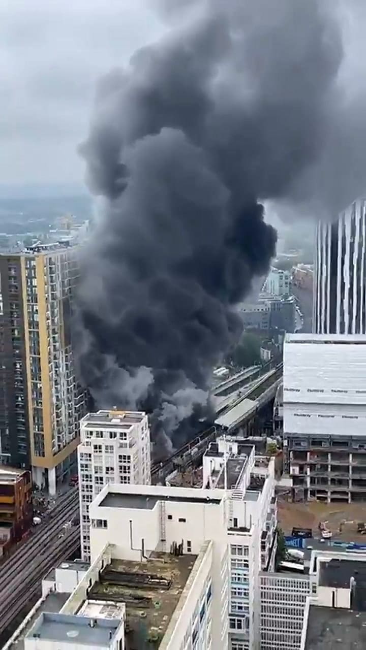 Explosión en Londres: la cortina de humo se ve a varios kilómetros a la redonda - Fuente: Twitter