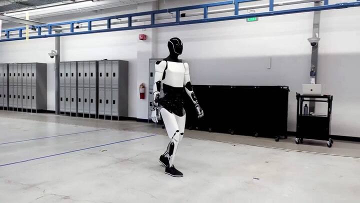 El robot Optimus 2 de Tesla en acción