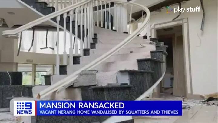 Ocupan una mansión y la destrozan