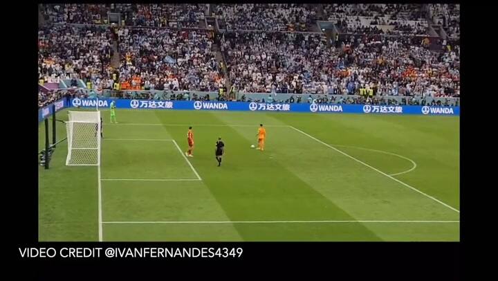 Emiliano Martínez replica la conducta de Andries Noppert y le 'mueve' la pelota a Steven Berghuis