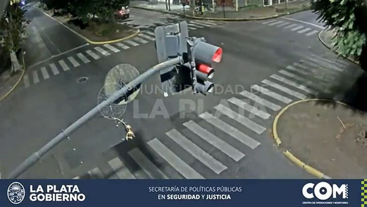 Lo perseguía un patrullero y terminó chocando contra el cartel de una plaza de La Plata