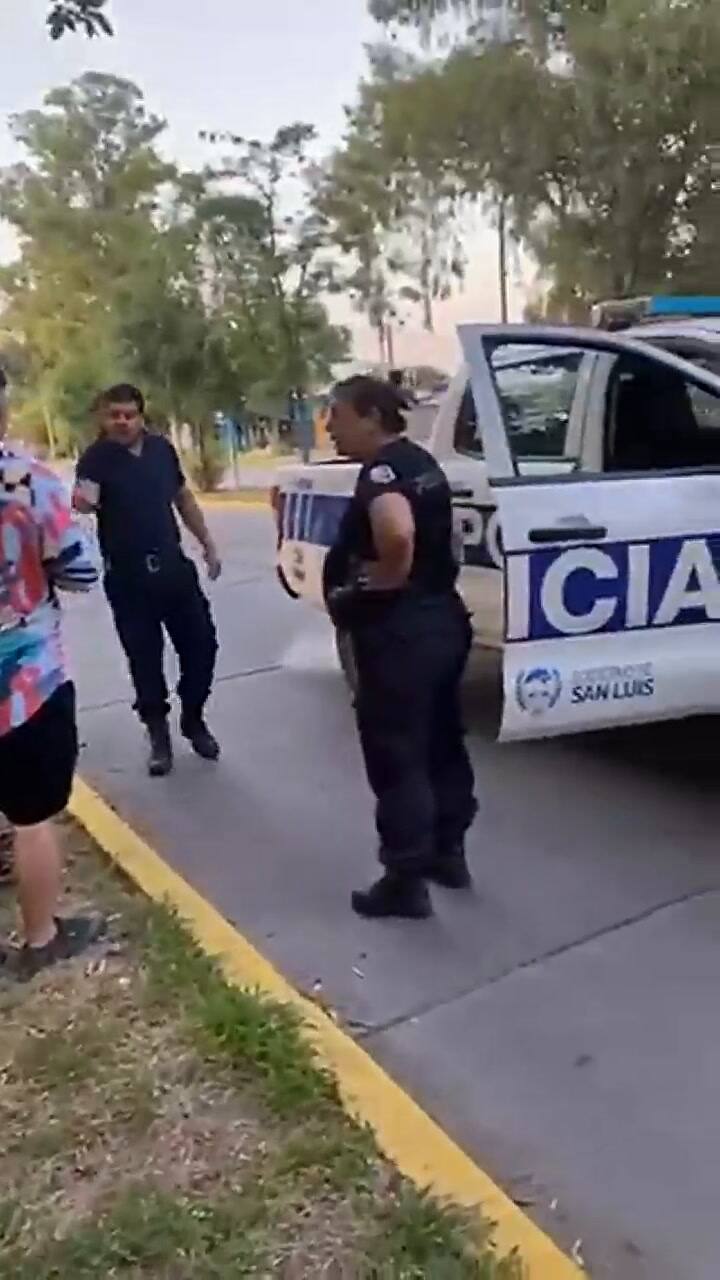 Mirá la camisa que tenés vos': el momento en el que un policía le pega a un joven en San Luis