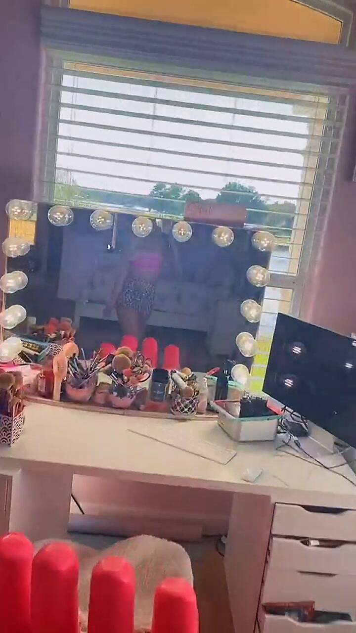 Una joven de 23 años muestra cómo vive después de ganar millones de dólares como inversora