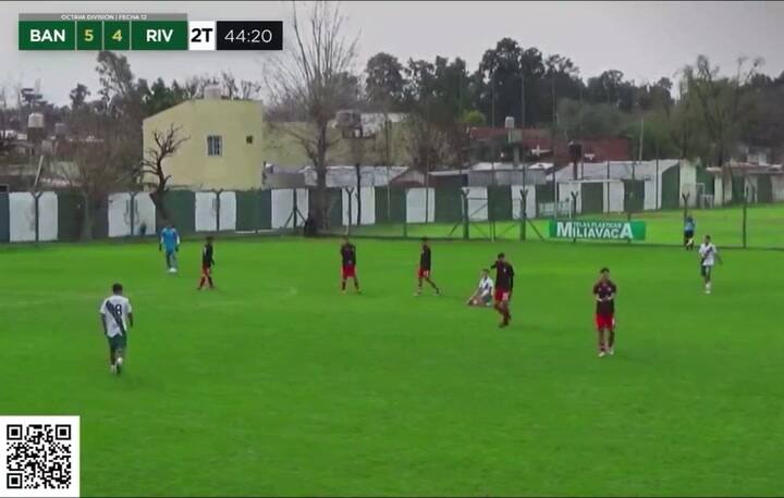 Patada de atrás y roja para Bastian