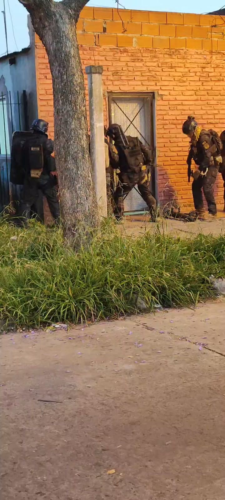 Allanaron la casa de la madre de tres integrantes de la banda del Millón