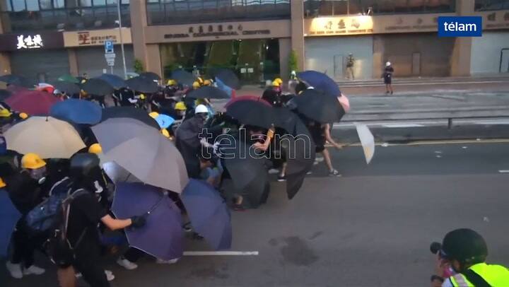 Decenas de miles de hongkoneses desafían a la policía y salen a las calles - Fuente: télam
