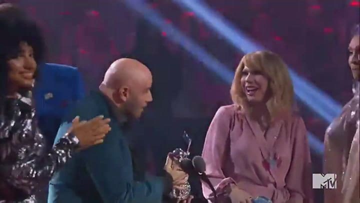 Jade Jolie or Taylor Swift? John Travolta no esta seguro de a quien le entrega el premio.
