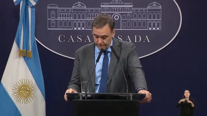 Manuel Adorni y el avión de Scatturice, segunda parte