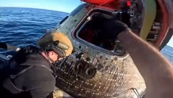 El momento en que la Marina recibió a la cápsula Orión de Artemis II