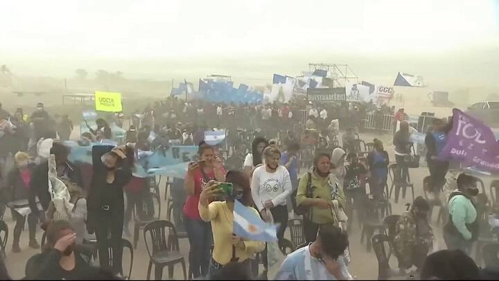 El viento dificultó el acto del Frente de Todos en Ezeiza